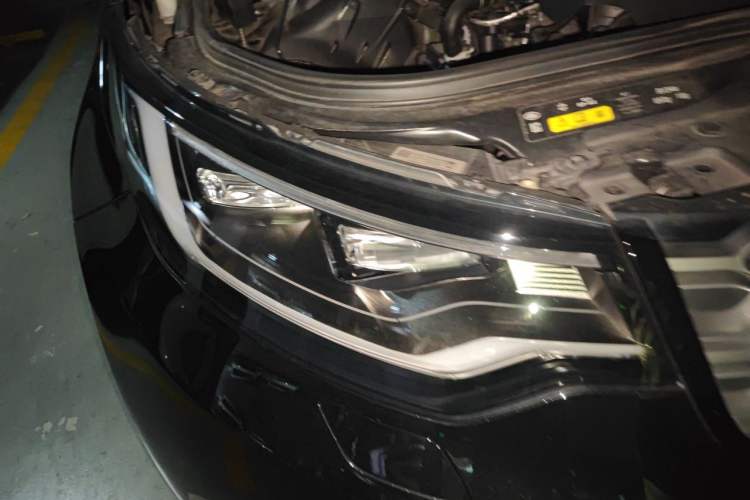 Used Land Rover Discovery 2021 300PS S Right Front Headlight