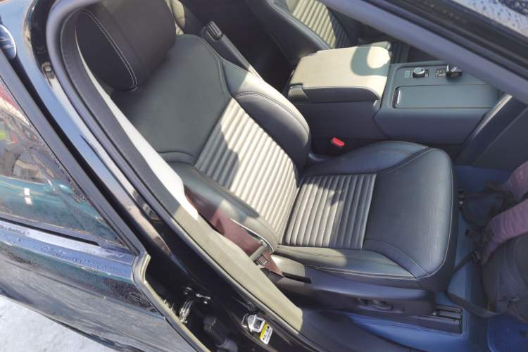 Used Land Rover Discovery 2021 360 PS R-Dynamic S Right Front Seat
