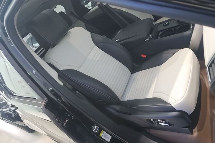 Used Land Rover Discovery 2021 360 PS R-Dynamic SE Right Front Seat