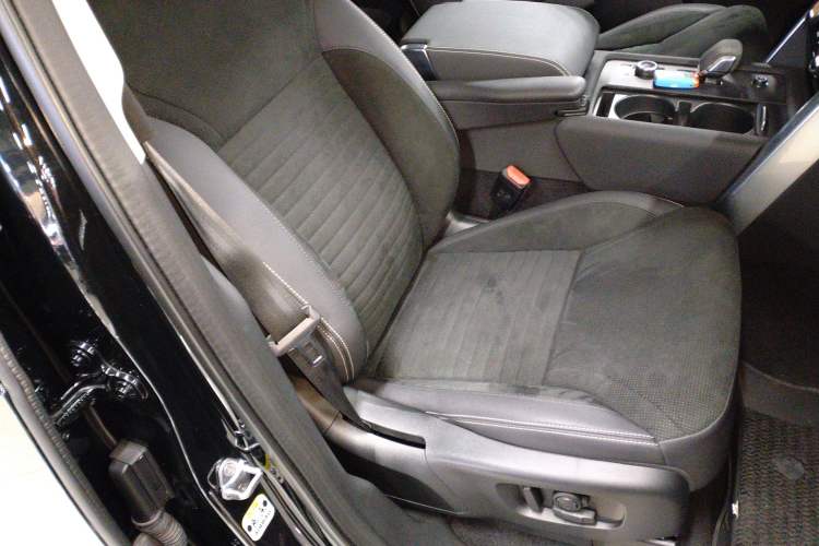 Used Land Rover Discovery 2021 360 PS R-Dynamic SE Right Front Seat