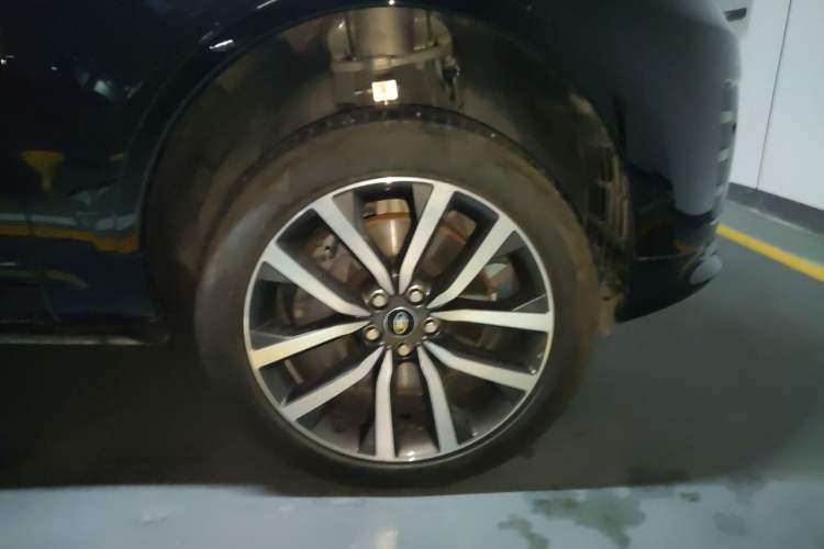 Used Land Rover Discovery 2021 360 PS R-Dynamic SE Right Front Wheel Hub