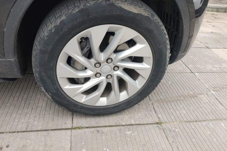Used Land Rover Discovery 2021 300PS S Right Front Wheel Hub