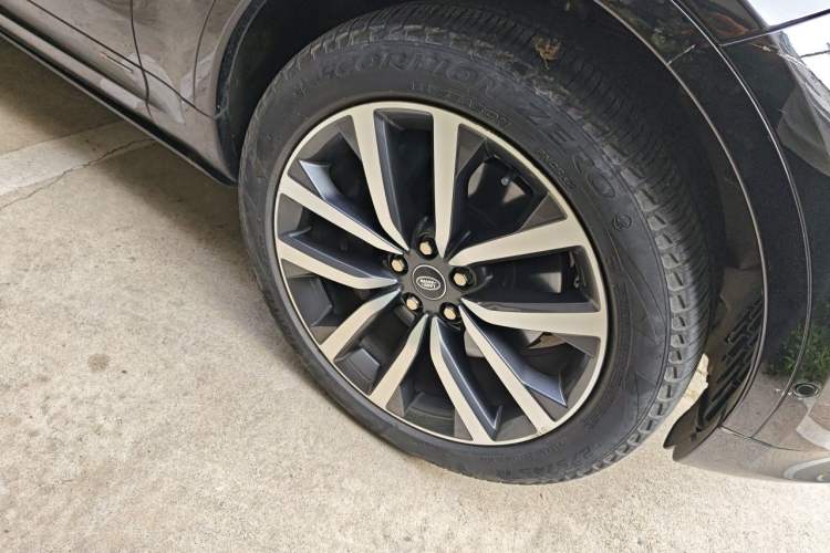 Used Land Rover Discovery 2021 360 PS R-Dynamic SE Right Front Wheel Hub