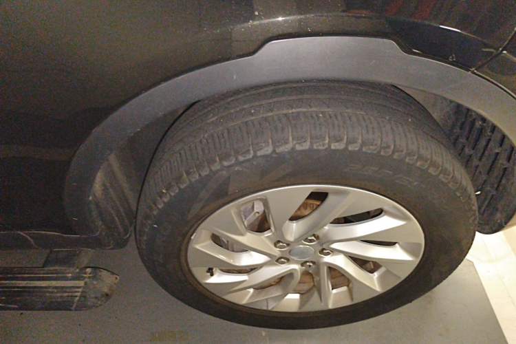 Used Land Rover Discovery 2021 300PS S Right Front Wheel Hub