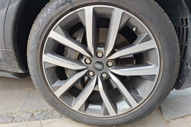 Used Land Rover Discovery 2021 360 PS R-Dynamic SE Right Front Wheel Hub