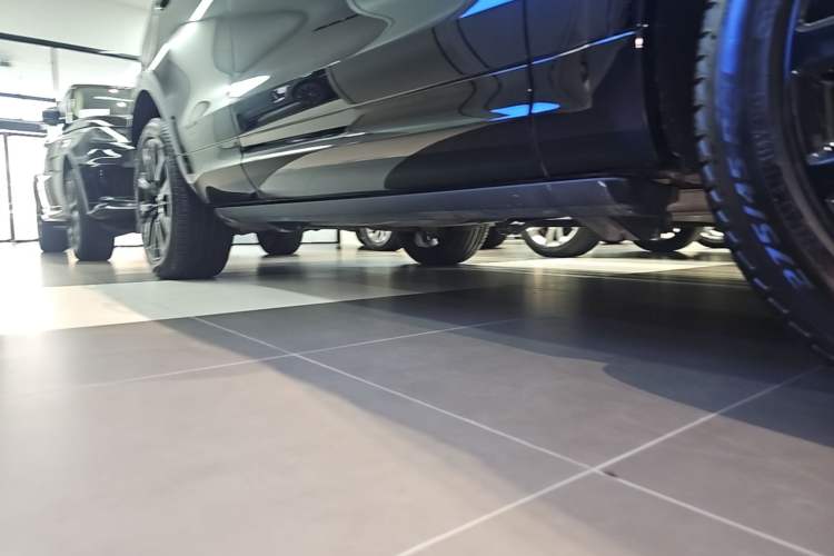 Used Land Rover Discovery 2021 360 PS R-Dynamic SE Right Side Sill