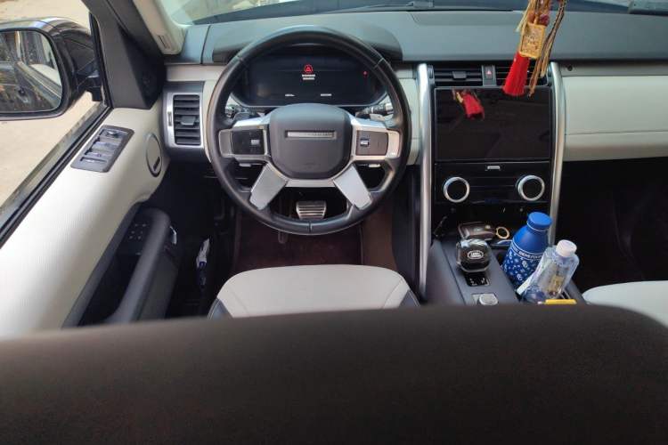 Used Land Rover Discovery 2021 360 PS R-Dynamic SE Steering Wheel