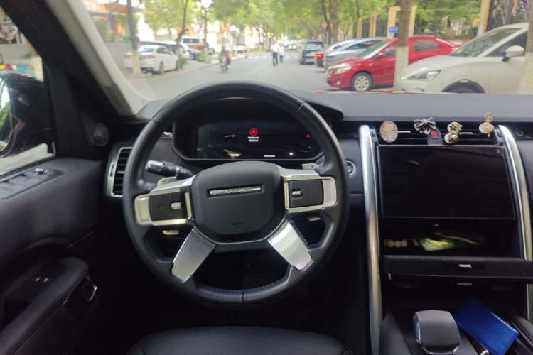 Used Land Rover Discovery 2021 300PS S Steering Wheel