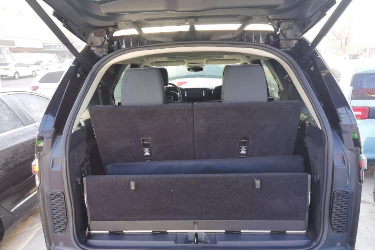 Used Land Rover Discovery 2021 360 PS R-Dynamic S Trunk