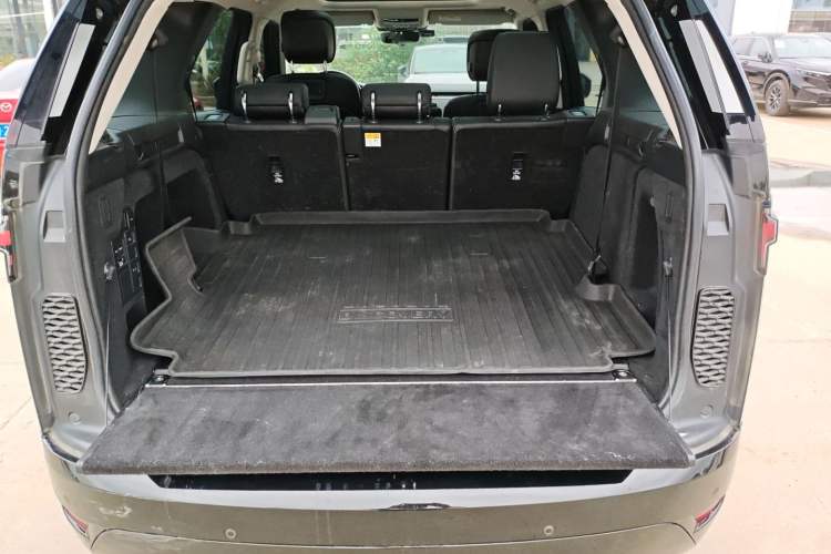 Used Land Rover Discovery 2021 360 PS R-Dynamic SE Trunk