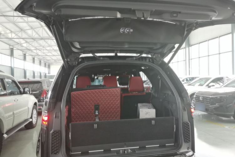 Used Land Rover Discovery 2021 360 PS R-Dynamic SE Trunk