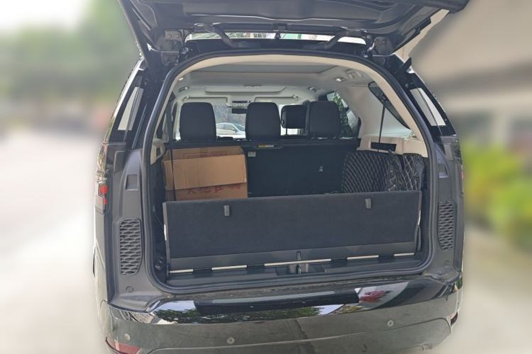 Used Land Rover Discovery 2021 360 PS R-Dynamic SE Trunk