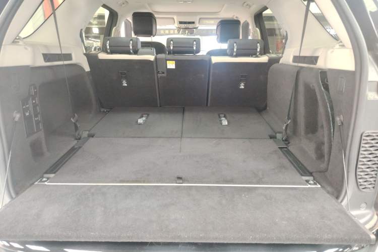 Used Land Rover Discovery 2021 360 PS R-Dynamic SE Trunk