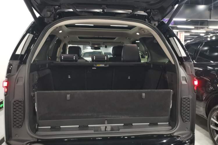 Used Land Rover Discovery 2021 360 PS R-Dynamic SE Trunk