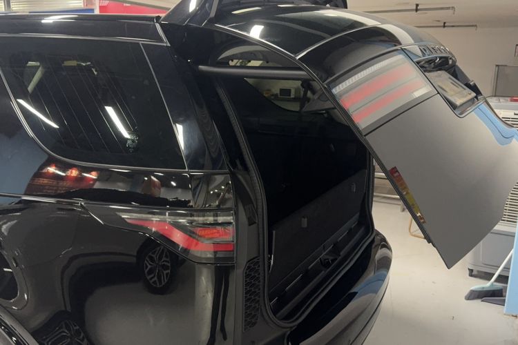 Used Land Rover Discovery 2021 360 PS R-Dynamic S Trunk