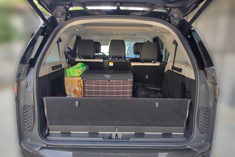 Used Land Rover Discovery 2021 360 PS R-Dynamic SE Trunk