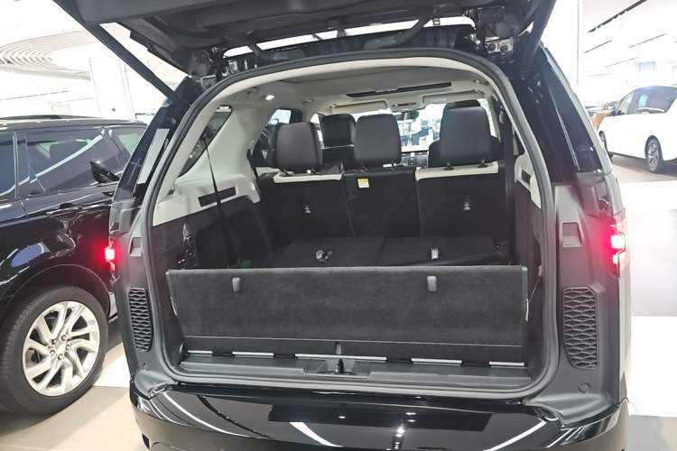 Used Land Rover Discovery 2021 360 PS R-Dynamic SE Trunk