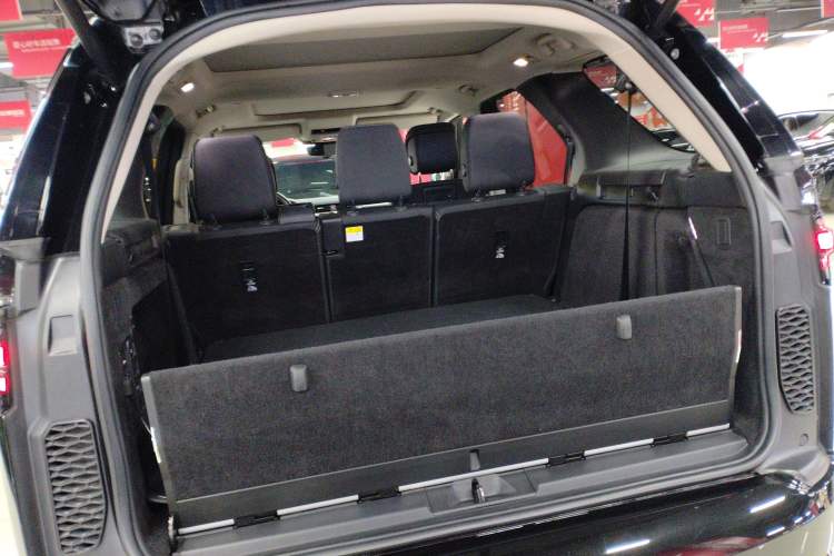 Used Land Rover Discovery 2021 360 PS R-Dynamic SE Trunk