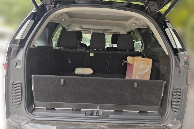 Used Land Rover Discovery 2021 360 PS R-Dynamic S Trunk