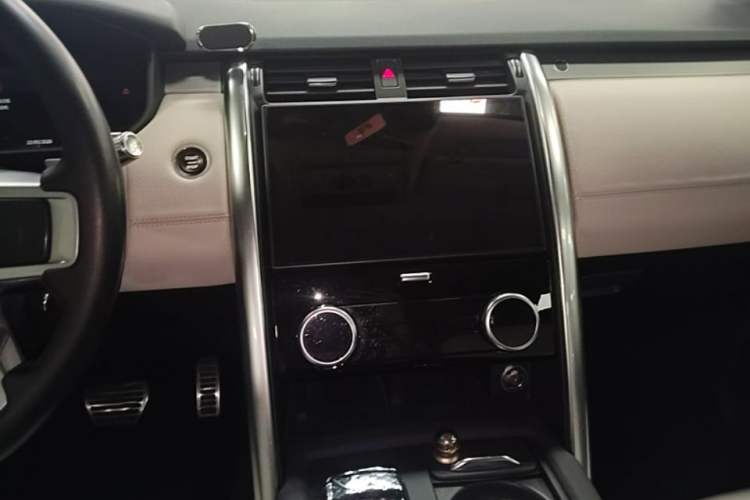 Used Land Rover Discovery 2021 360 PS R-Dynamic S Audio And AC Panel