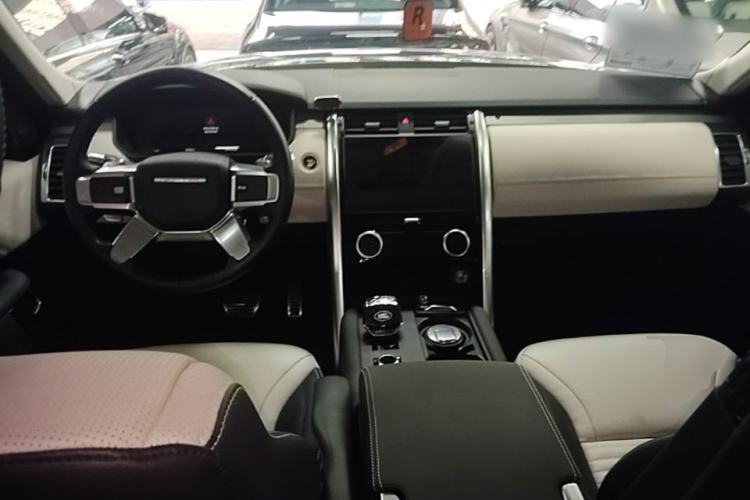 Used Land Rover Discovery 2021 360 PS R-Dynamic S Center Console