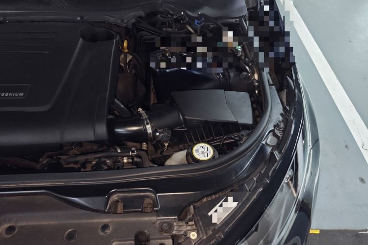 Used Land Rover Discovery 2021 300PS S Engine Bay Left