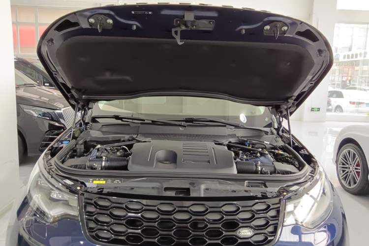 Used Land Rover Discovery 2021 360 PS R-Dynamic SE Engine Bay