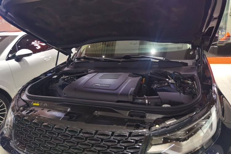 Used Land Rover Discovery 2021 300PS S Engine Bay