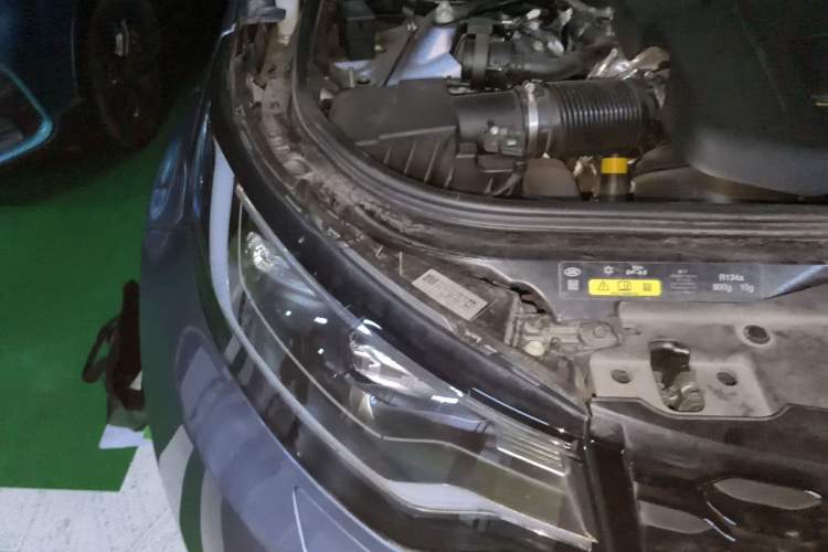 Used Land Rover Discovery 2021 360 PS R-Dynamic S Engine Bay Right