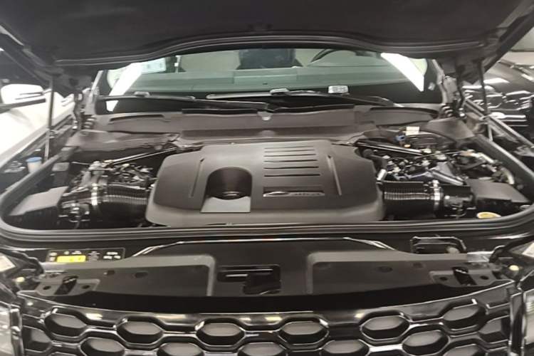 Used Land Rover Discovery 2021 360 PS R-Dynamic S Engine Bay