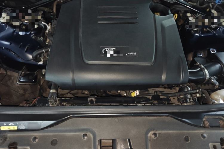 Used Land Rover Discovery 2021 300PS S Engine Bay