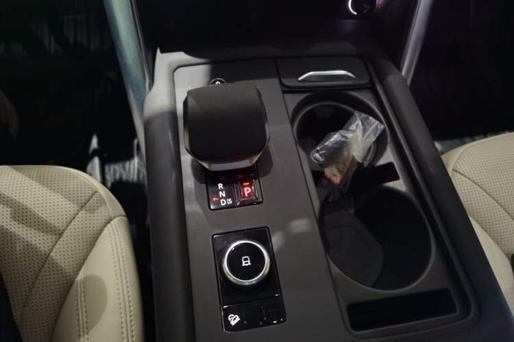 Used Land Rover Discovery 2021 300PS S Gear Lever