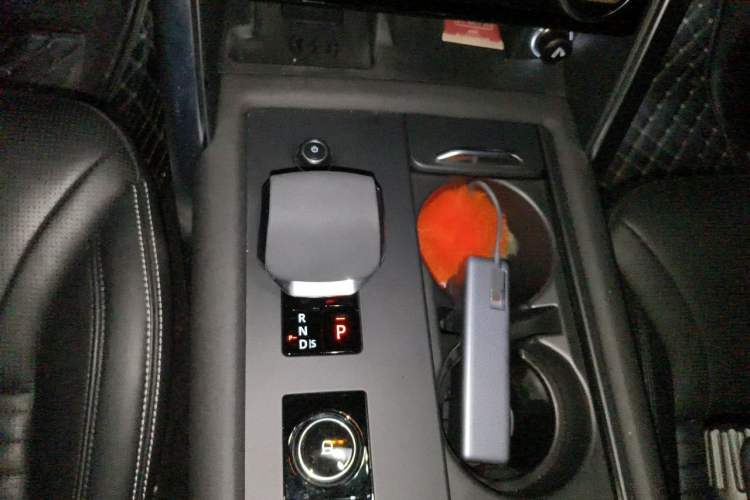 Used Land Rover Discovery 2021 360 PS R-Dynamic S Gear Lever