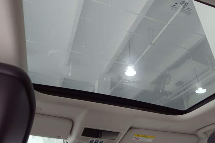 Used Land Rover Discovery 2021 360 PS R-Dynamic SE Headliner