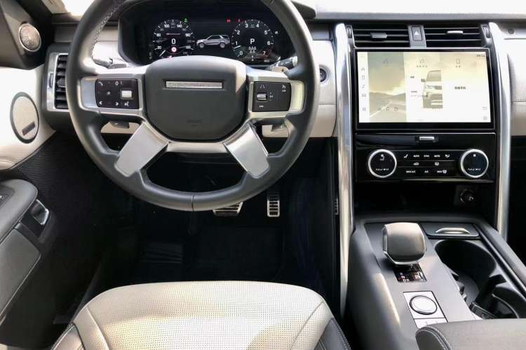 Used Land Rover Discovery 2021 360 PS R-Dynamic SE Interior 1
