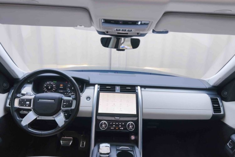 Used Land Rover Discovery 2021 360 PS R-Dynamic S Interior 1