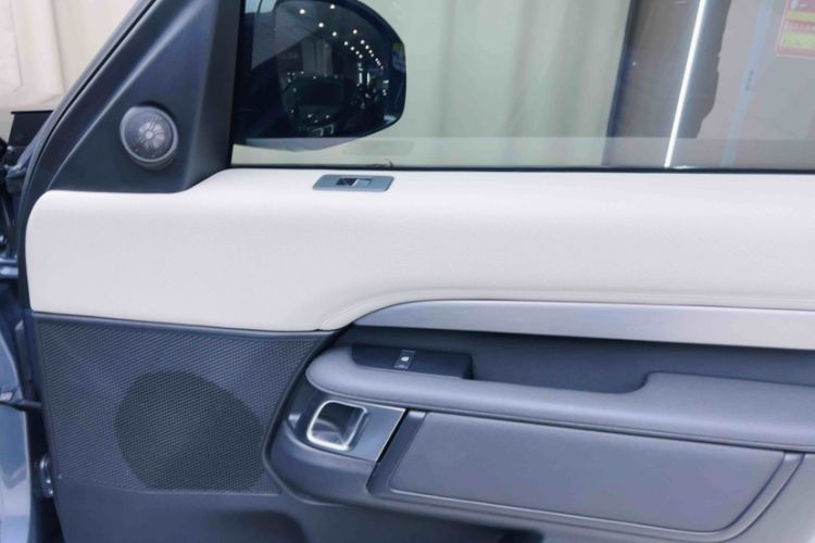 Used Land Rover Discovery 2021 360 PS R-Dynamic S Interior 10