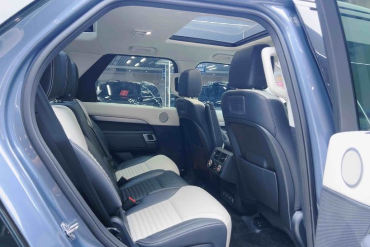 Used Land Rover Discovery 2021 360 PS R-Dynamic S Interior 11