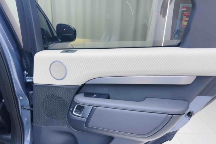 Used Land Rover Discovery 2021 360 PS R-Dynamic S Interior 12