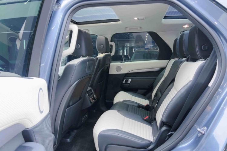 Used Land Rover Discovery 2021 360 PS R-Dynamic S Interior 7