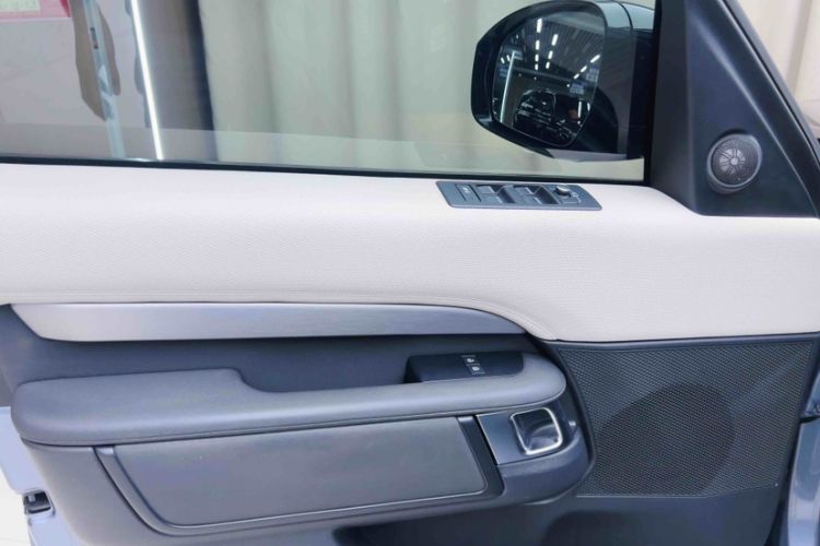 Used Land Rover Discovery 2021 360 PS R-Dynamic S Interior 8