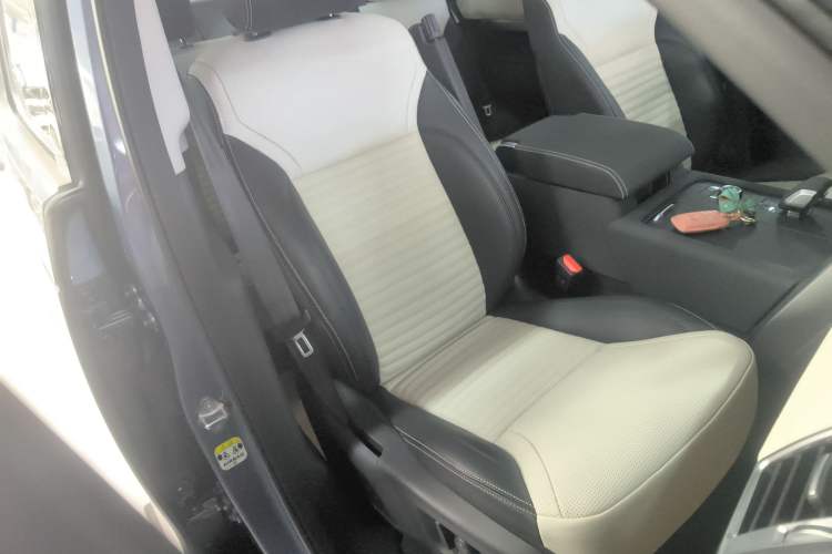 Used Land Rover Discovery 2021 360 PS R-Dynamic S Right Front Seat