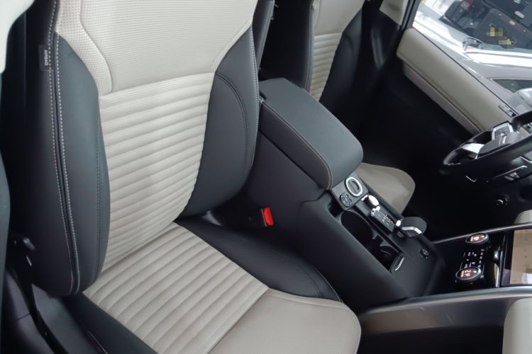 Used Land Rover Discovery 2021 360 PS R-Dynamic SE Right Front Seat