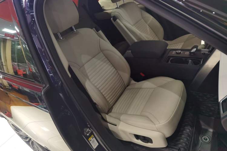 Used Land Rover Discovery 2021 300PS S Right Front Seat