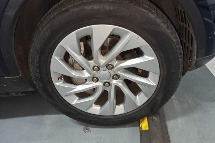 Used Land Rover Discovery 2021 300PS S Right Front Wheel Hub