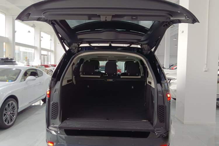 Used Land Rover Discovery 2021 360 PS R-Dynamic SE Trunk