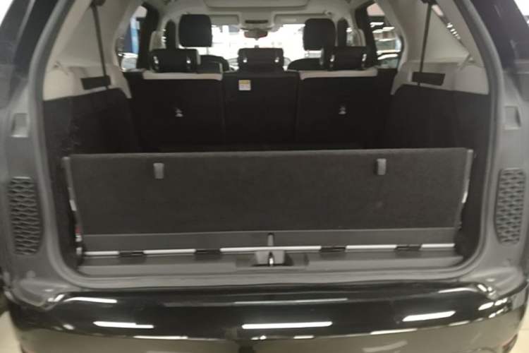 Used Land Rover Discovery 2021 360 PS R-Dynamic S Trunk