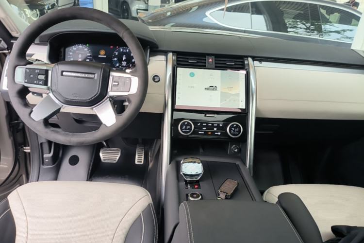 Used Land Rover Discovery 2021 360 PS R-Dynamic HSE Center Console
