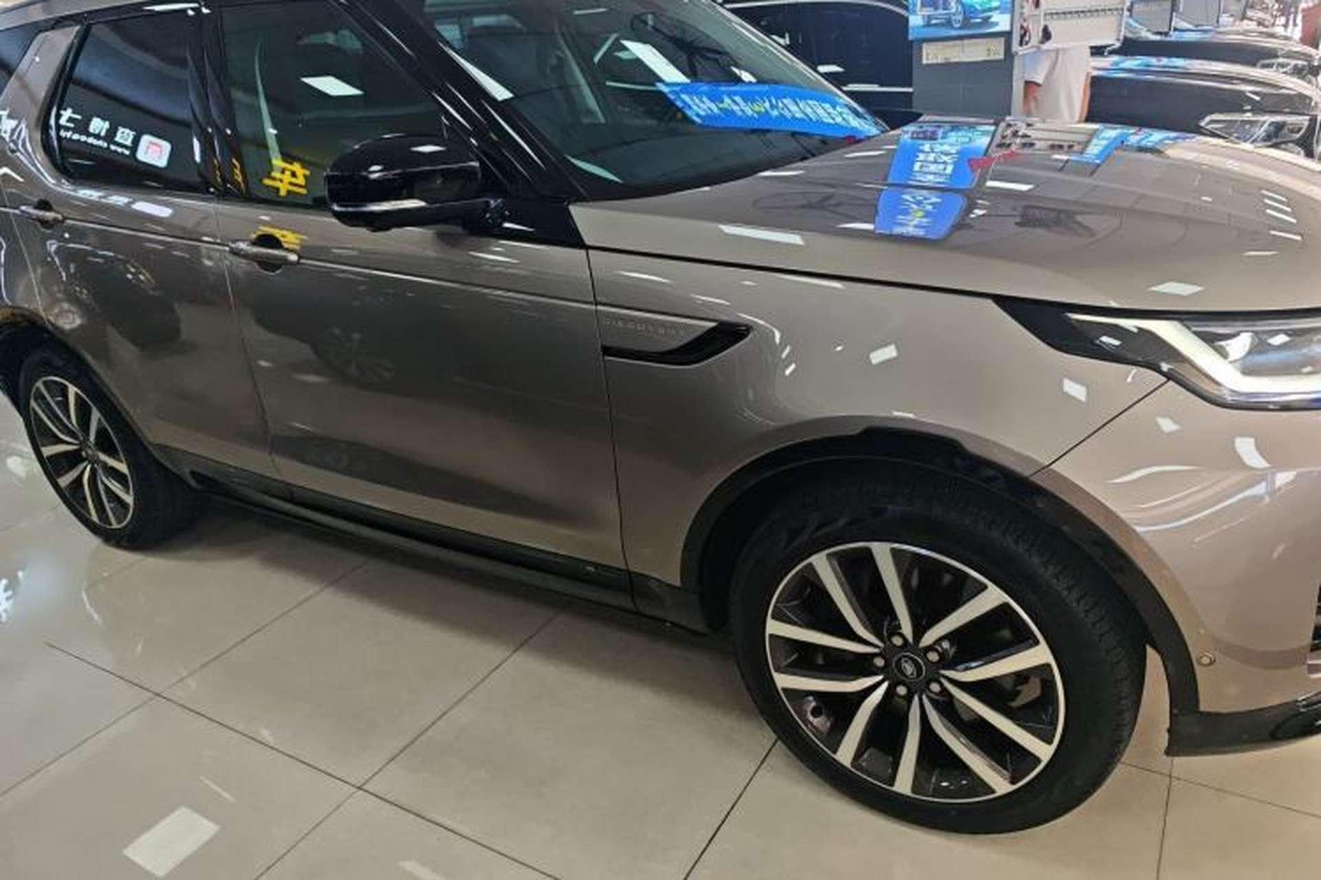 Used Land Rover Discovery 2021 360 PS R-Dynamic SE Exterior 2