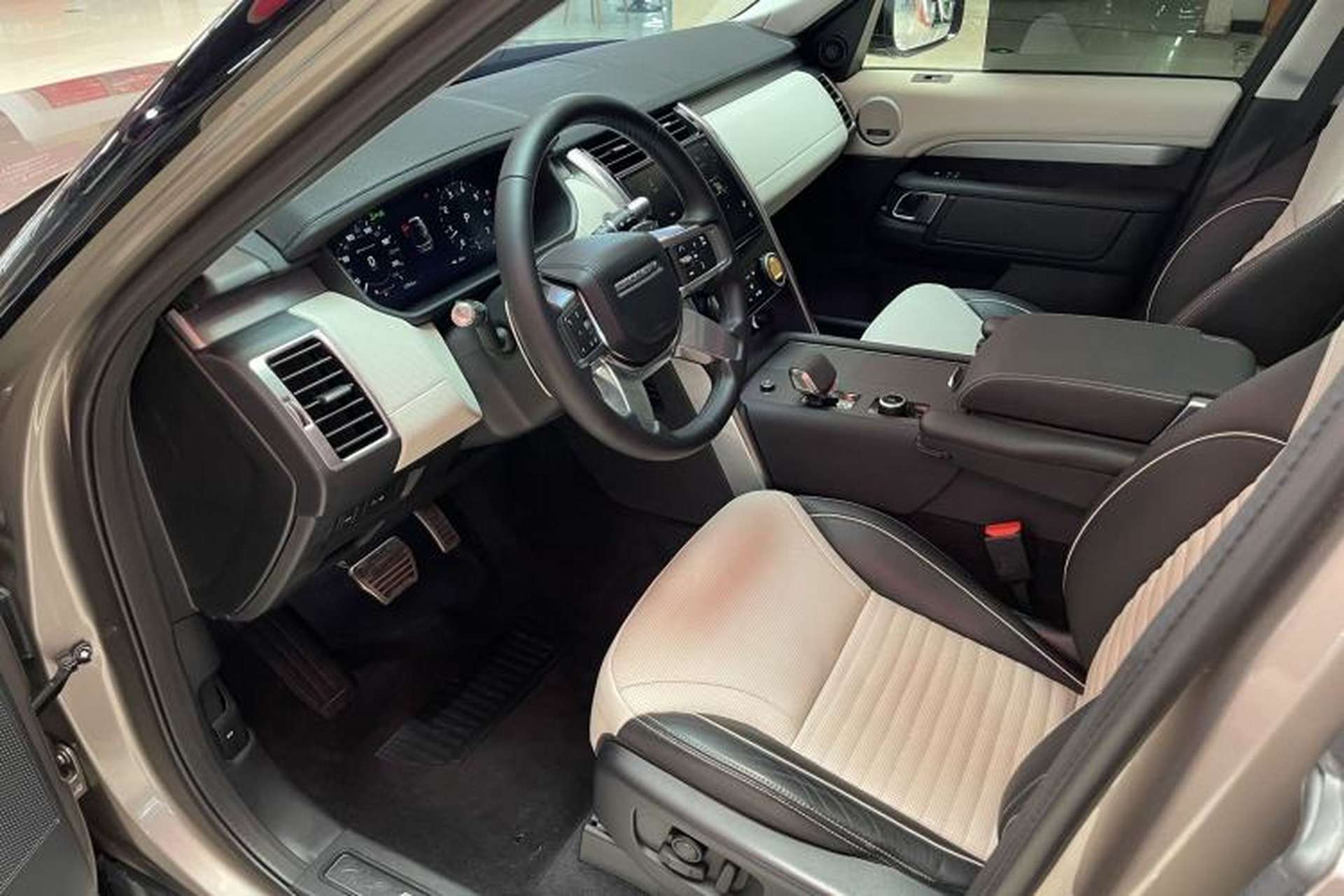 Used Land Rover Discovery 2021 360 PS R-Dynamic HSE Interior 1
